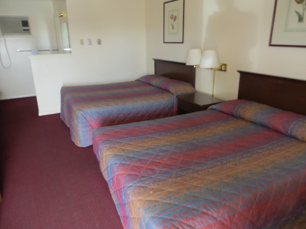 Traveler'S Lodge Salina Room photo