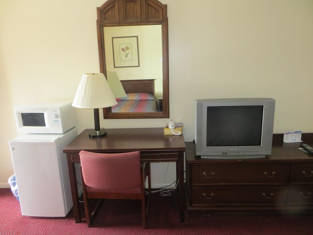 Traveler'S Lodge Salina Room photo